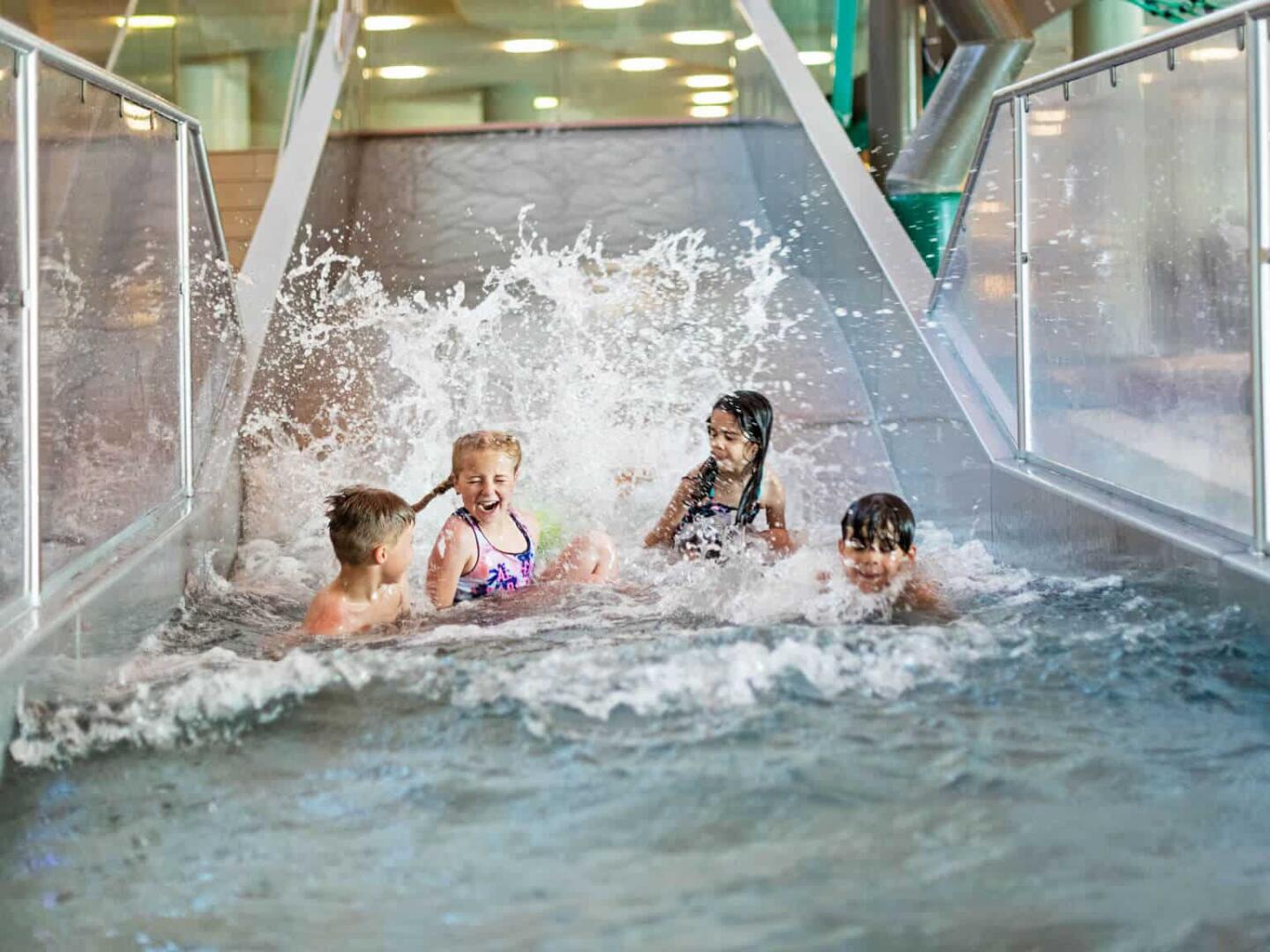 Kinder auf der Säntispark Breitrutsche