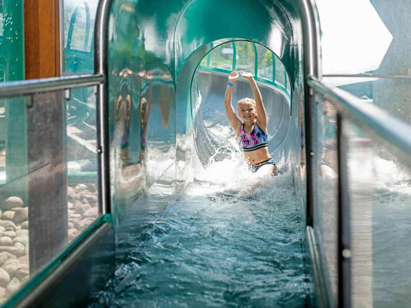 Mädchen auf der Himmelsrutsche im Säntispark