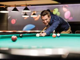 Mann beim Billardspielen im Säntispark