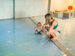 Mutter und Kind bei der Fischprojektion in der S&auml;ntispark Kinderbadewelt