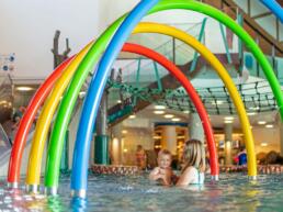 Mutter und Kind in der S&auml;ntispark Kinderbadewelt