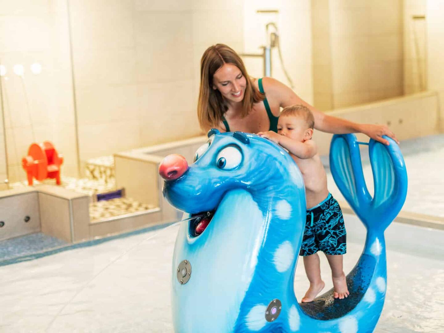 Mutter und Kind beim Sämi Wasserspiel im Säntispark
