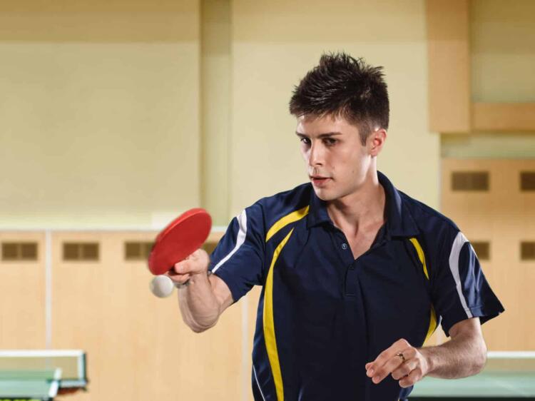 Mann beim Tischtennisspielen im S&auml;ntispark