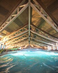 Wellenbad mit Brandungszone und grossen Wasserflächen im Säntispark