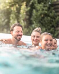 Outdoor-Erlebnisbad im Säntispark mit Lichtinszenierung