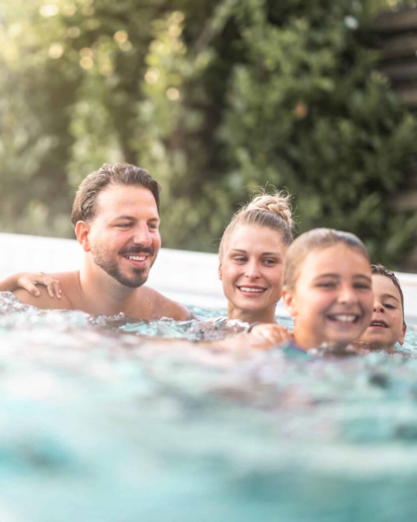 Outdoor-Erlebnisbad im Säntispark mit Lichtinszenierung