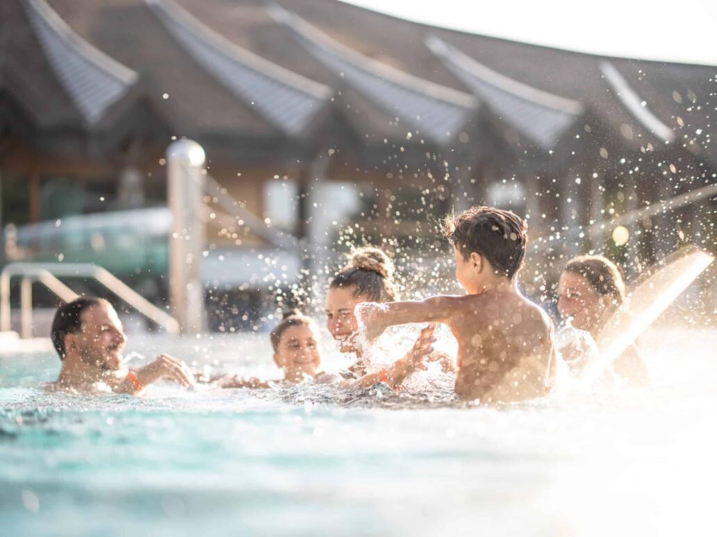 Bäderwelt des Säntisparks mit verschiedenen Pools und Wasserattraktionen