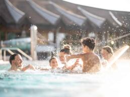 Bäderwelt des Säntisparks mit verschiedenen Pools und Wasserattraktionen