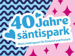 Grafik zum 40-jährigen Jubiläum des Säntisparks mit dem Schriftzug «40 Jahre säntispark – Mein Lieblingsort für Einkauf und Freizeit» auf blau-rosa gemustertem Hintergrund.