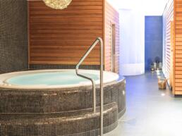 Private Spa im Säntispark mit Whirlpool und ruhiger Atmosphäre