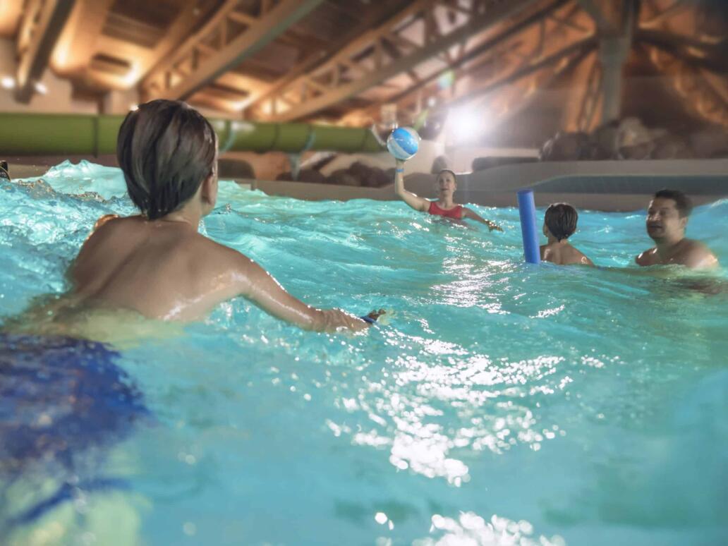 Wellenbecken mit aufkommenden Wellen im Freizeitbad