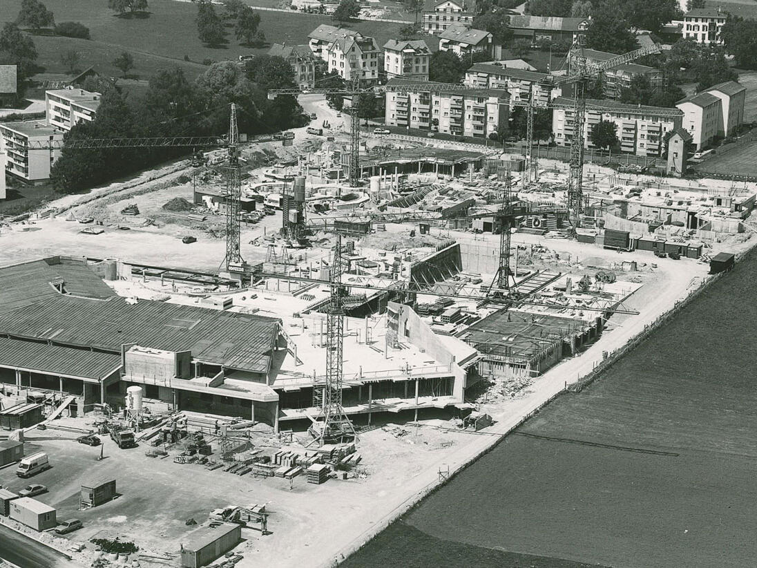 Luftaufnahme der Baustelle des Säntisparks 1986 mit Kränen, Rohbauten und umliegenden Feldern.