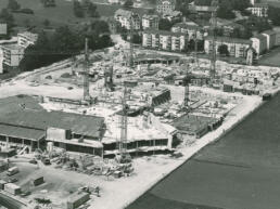 Luftaufnahme der Baustelle des Säntisparks 1986 mit Kränen, Rohbauten und umliegenden Feldern.