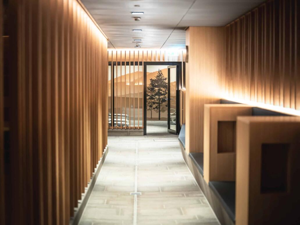 Wellnessbereich mit ruhiger Atmosphäre und warmem Licht