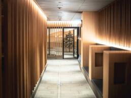 Wellnessbereich mit ruhiger Atmosphäre und warmem Licht